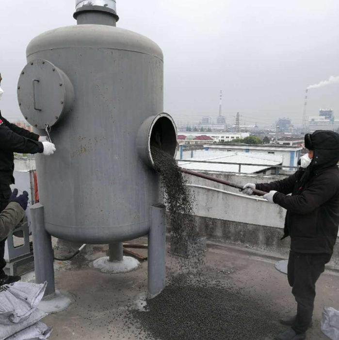 顆?；钚蕴扛鼡Q現場